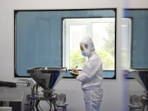 不負(fù)秋日好時光 ，亞歐廠里生產(chǎn)忙， 機器轟鳴干勁足，熱火朝天普新章！